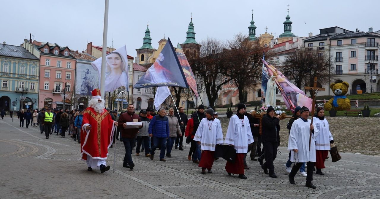 Przemyśl: Mikołajowy Męski Różaniec przeszedł ulicami. Zobacz zdjęcia