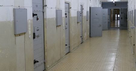 Cieszyn. Wywoływał fałszywe alarmy i okradał sklepy, za kratami może spędzić nawet 10 lat