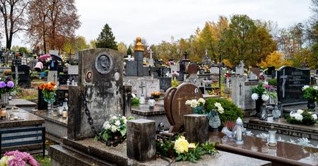 Makowski: "Zamknięte cmentarze - decyzja dobra, ale spóźniona" [OPINIA]