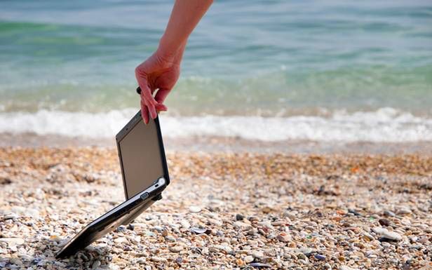 Poradnik wakacyjny [cz. 1]. Niezniszczalny sprzęt, który bez obaw można wziąć na plażę 2