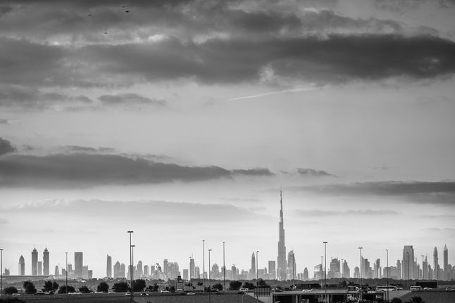 Tak, jak wspomniałem wcześniej - Burj Khalifa wyraźnie góruje nad miastem. To zdjęcie wykonałem z odległości około 14 km od centrum Dubaju.