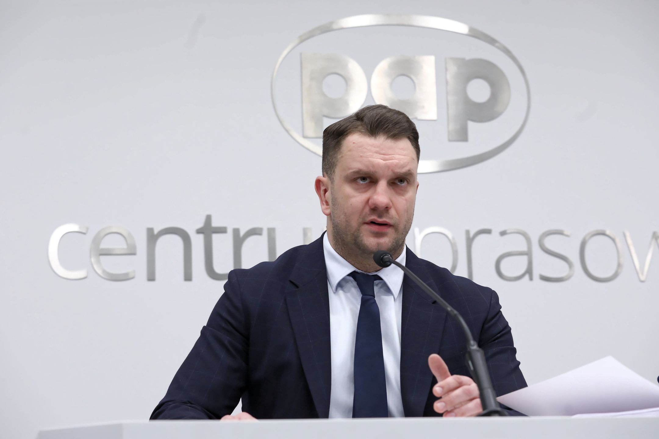 Łukasz Mejza podczas konferencji prasowej, którą zorganizował 8 grudnia