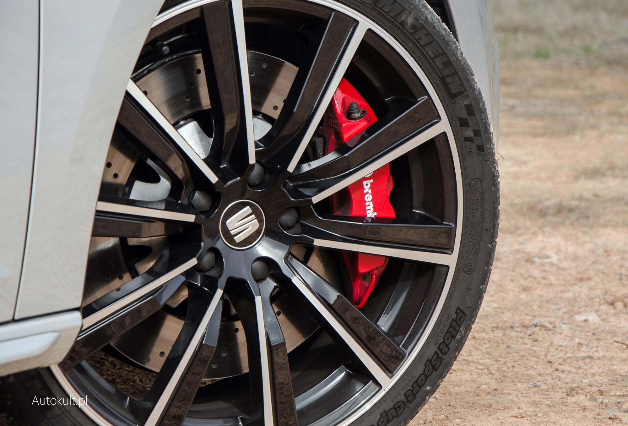 Opony Michelin Pilot Sport Cup2 i zestaw hamulców Brembo dają pewność, że w krytycznych sytuacjach możesz liczyć na czystą mechanikę.