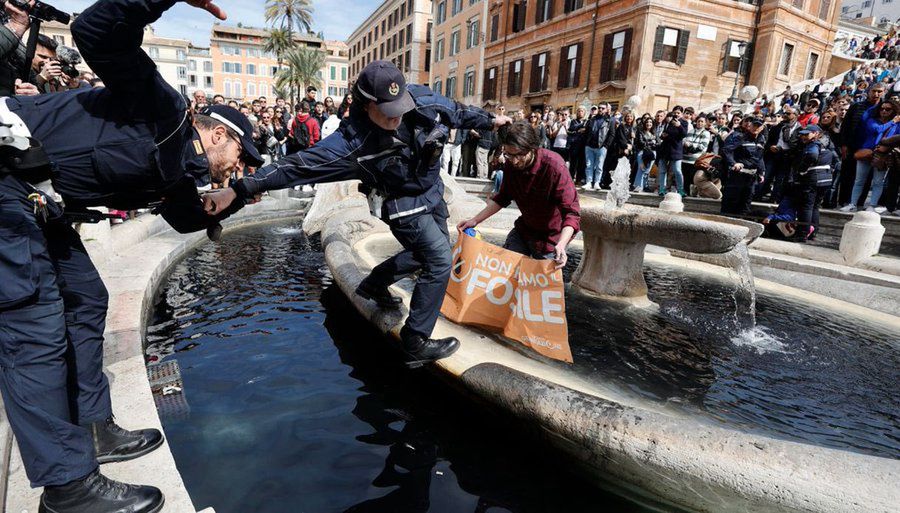Aktywiści wlali czarny płyn do słynnej XVII-wiecznej fontanny Barcaccia