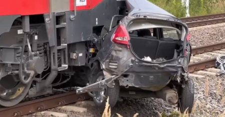Tyle zostało z osobówki. Tragedia na przejeździe kolejowym
