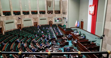 Posłowie latają na koszt państwa. Czyje podróże kosztowały podatników najwięcej?