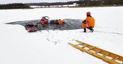 Chwile grozy na Pomorzu. Wjechali autem na jezioro. Nagle załamał się lód
