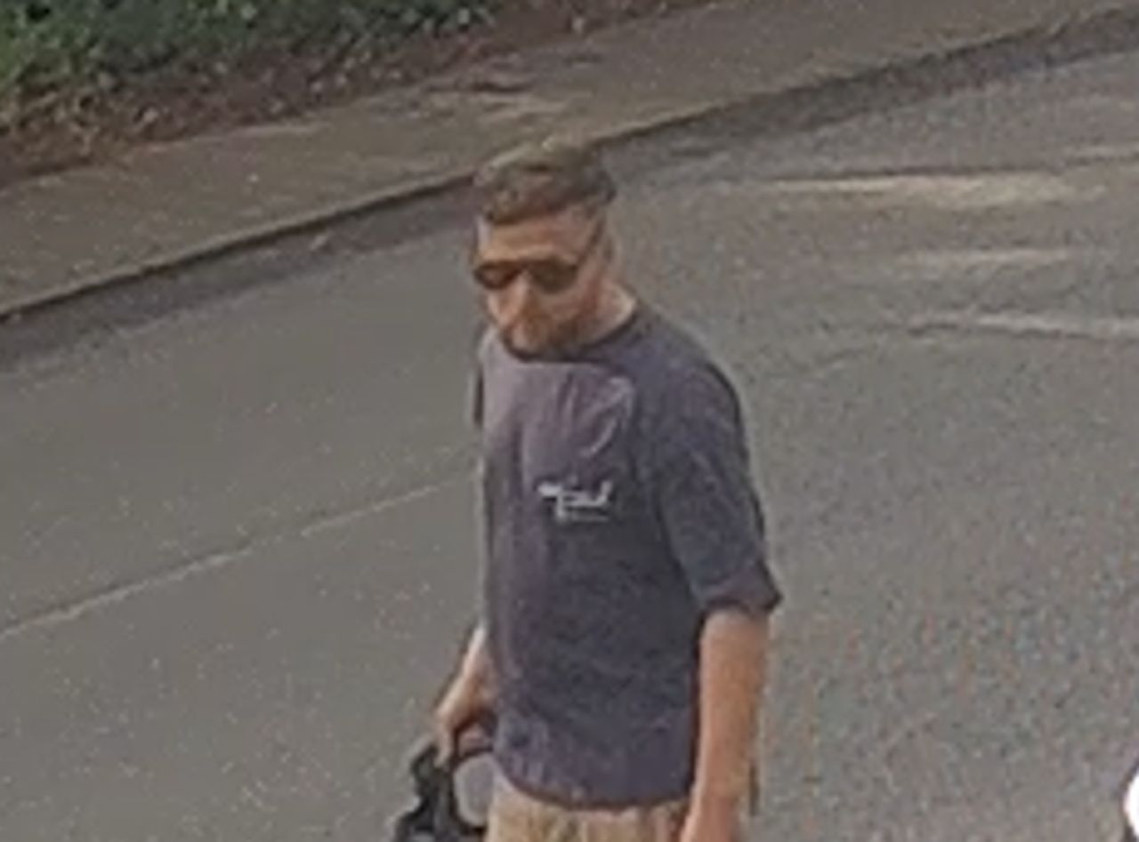 "Mówił po angielsku". Szukają tego mężczyzny. Zaatakował przy przystanku