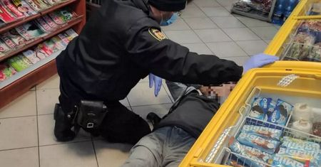 Strażnik zobaczył mężczyznę na dziale rybnym. Chwilę później doszło do szarpaniny