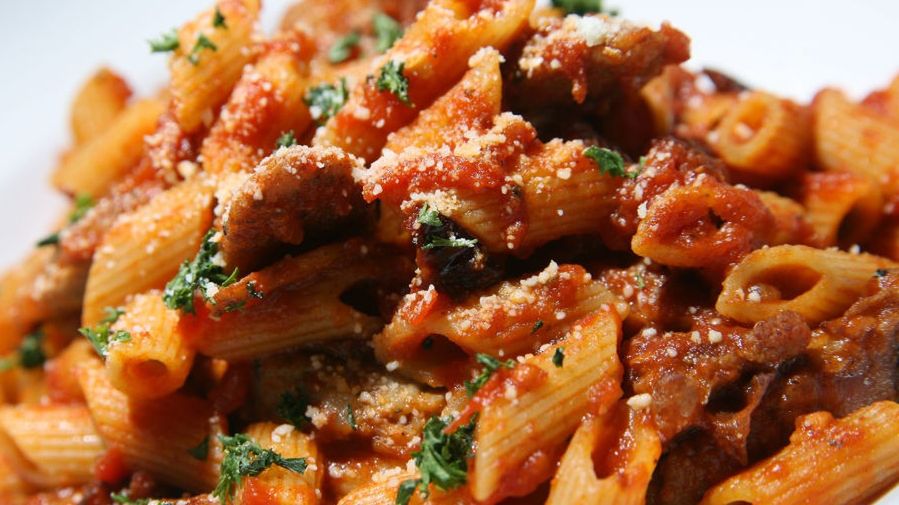 Makaron z białą kiełbasą – przepis krok po kroku