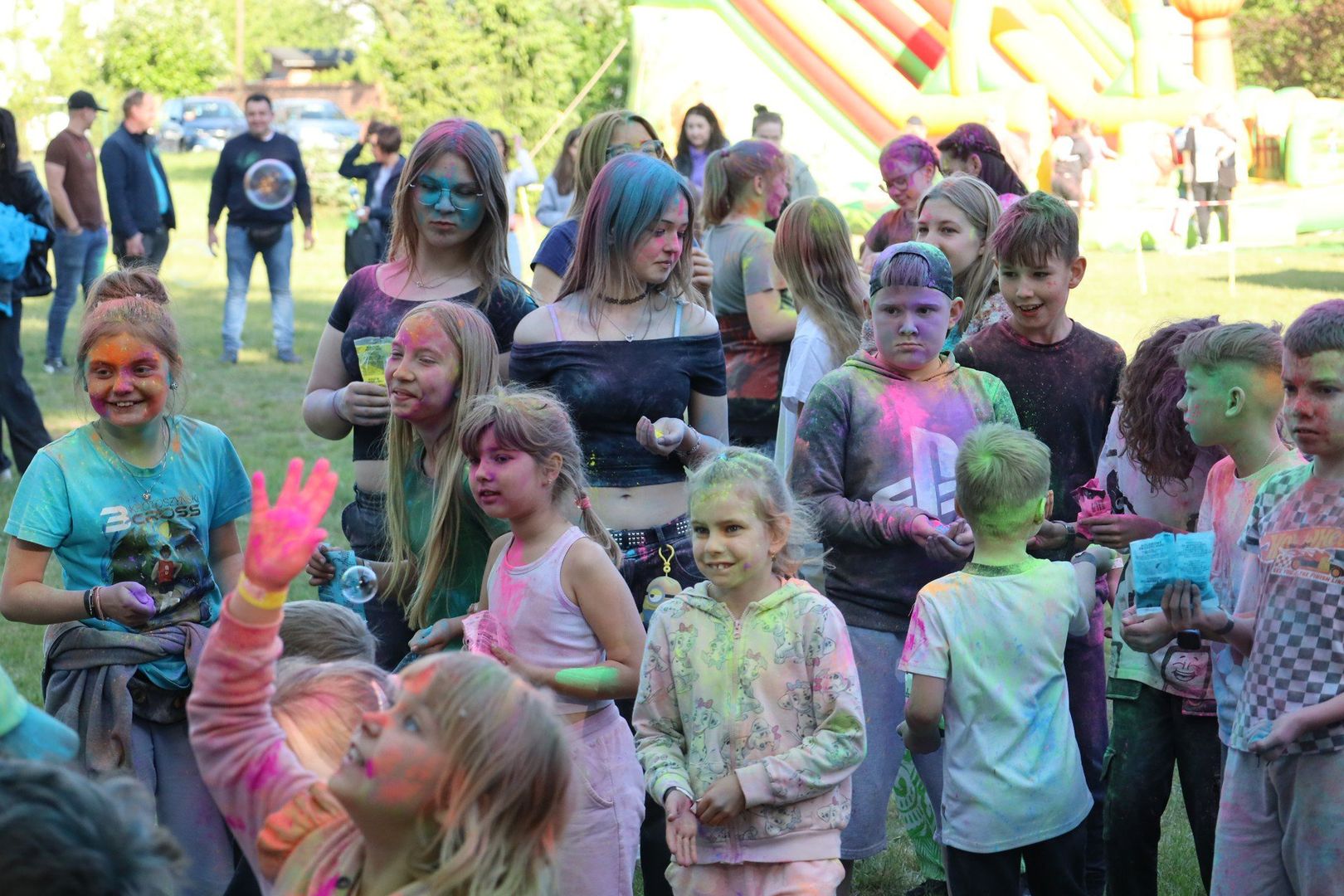 Uczestnicy, bez względu na wiek, przy muzyce, posypywali się proszkami holi