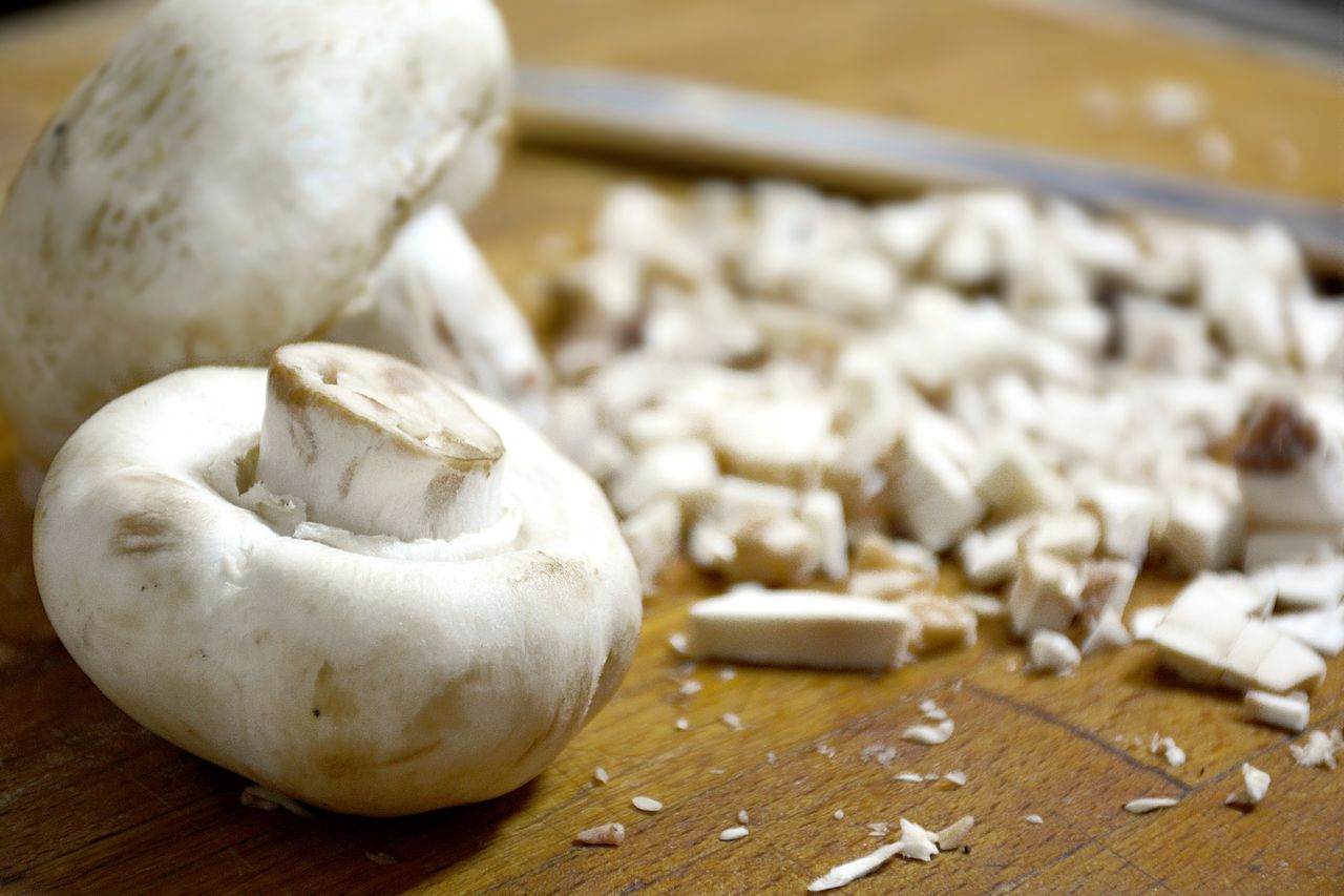 Większość wyrzuca, a to wartościowy produkt. Dodaję do zupy albo kotletów