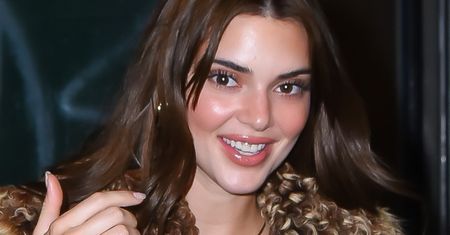 Kendall Jenner w drodze na pokaz mody. Założyła prześwitującą sukienkę
