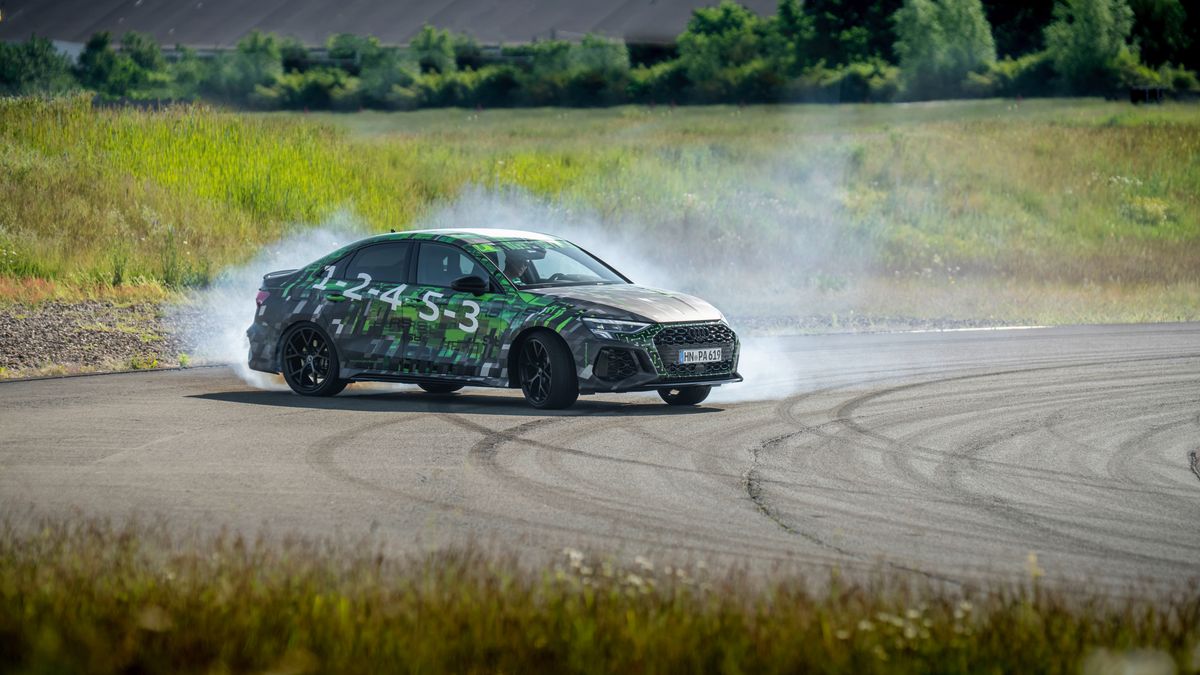 Dziś hothatche muszą też driftować - nawet, jeśli pomaga im w tym oprogramowanie.