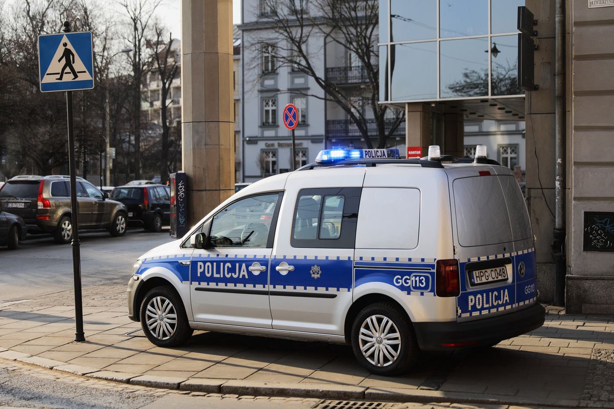 Warszawa. Zablokowano auto z kontrowersyjnymi napisami