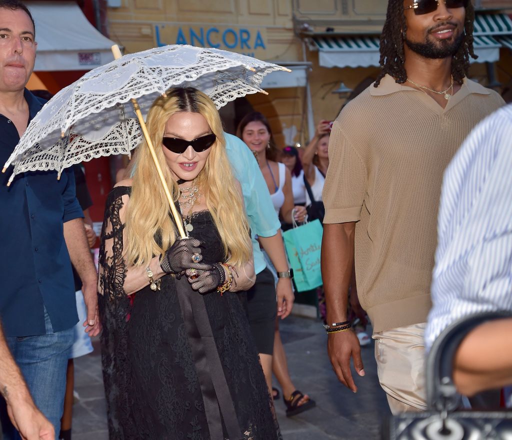 Madonna we Włoszech ze sporo młodszym facetem