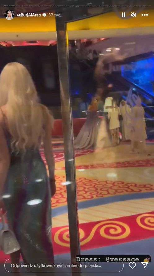 Caroline Derpienski i odbicie w szybie jej ukochanego