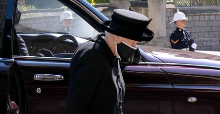 Samotna królowa Elżbieta. Członkowie rodziny królewskiej ruszają ze wsparciem