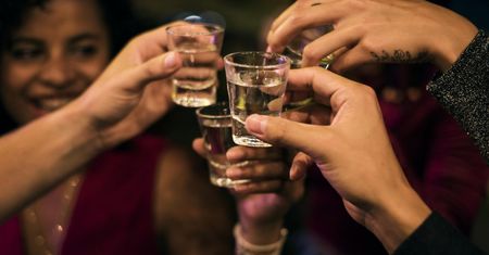 Destrukcyjnie wpływa na zdrowie, a to nie wszystko. Zobacz, jak alkohol niszczy twój wygląd