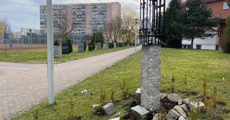 Koszalin. Zdewastowana kapliczka. "Profanacja pamiątki z obozu Dachau"