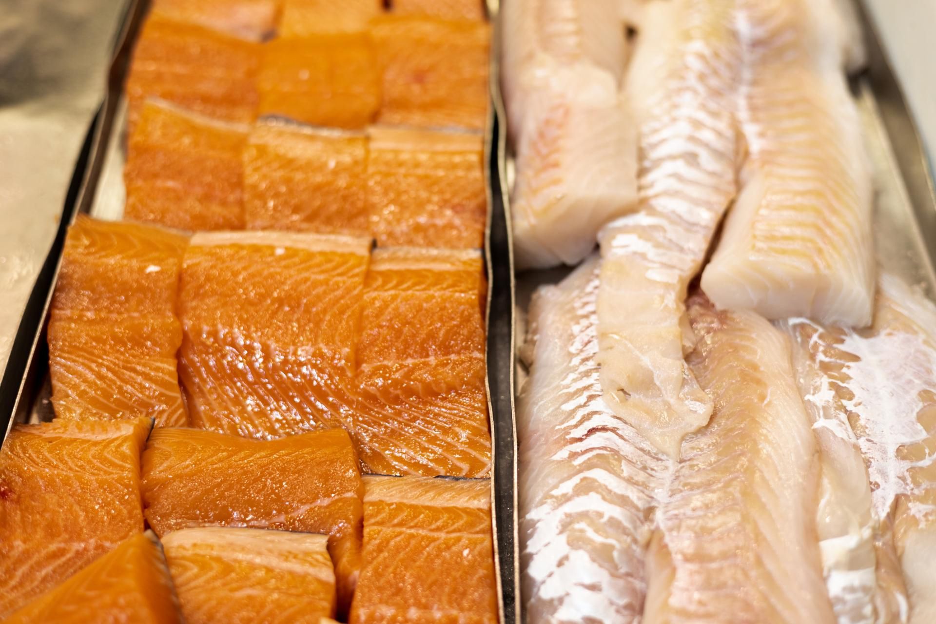 Cennym źródłem DHA są tłuste ryby morskie i owoce morza. Są też roślinne źródła omega-3