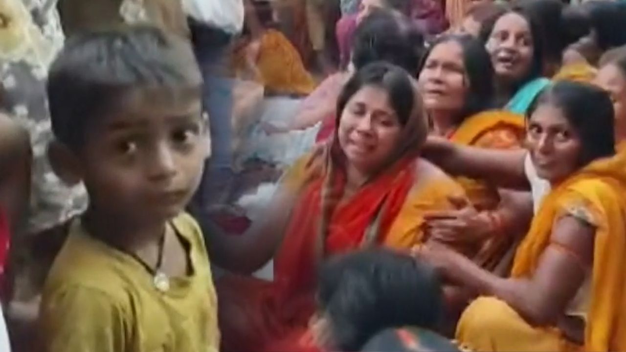 13 dzieci zginęło w tragedii na Gangesie w Indiach. Poruszające sceny