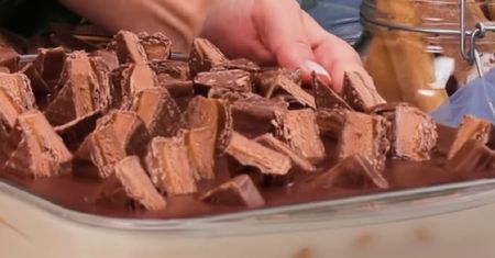 Ekspresowe ciasto bez pieczenia. Smakuje jak batonik Mars