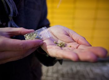 Narkotyki i dopalacze dostępne w sieci, wystarczy kilka kliknięć. Jest też specjalny sklep dla naiwnych