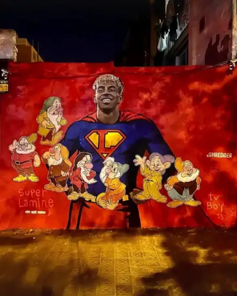 Mural Lamine'a Yamala z domalowanymi krasnoludkami