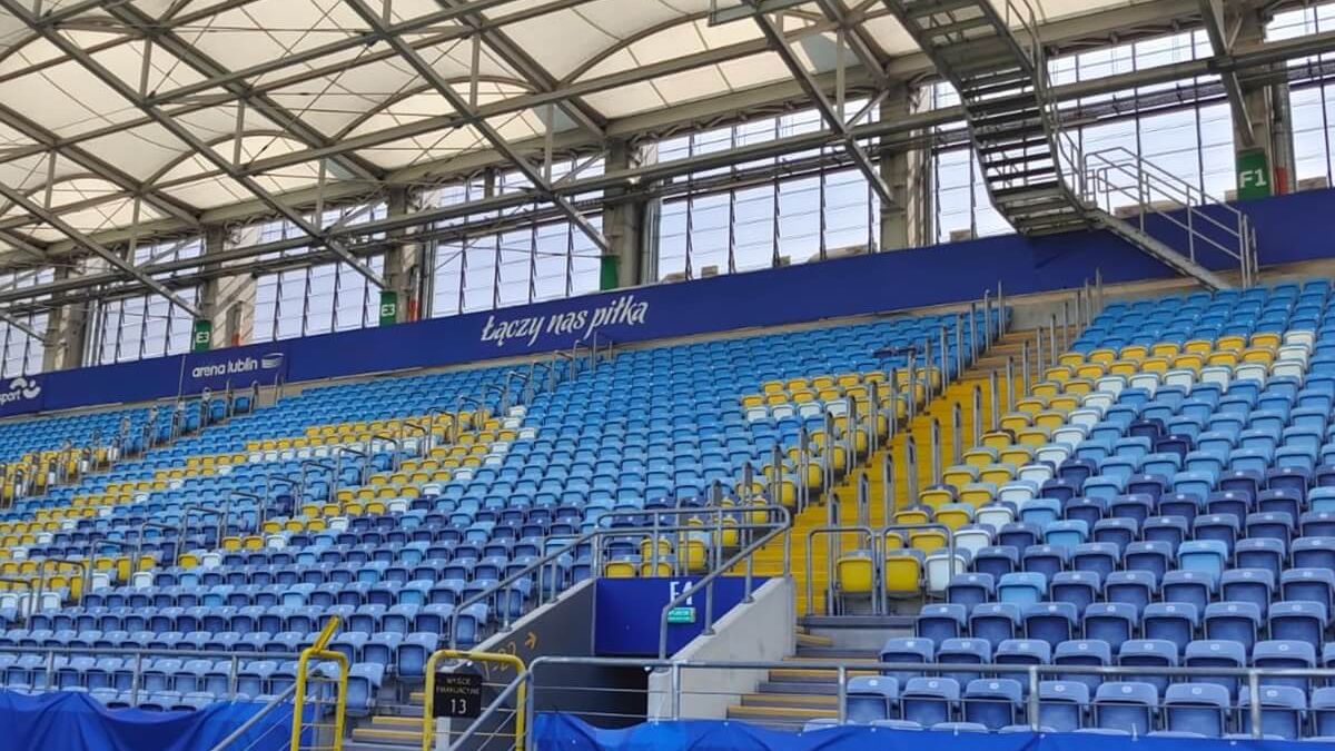Montaż białych krzesełek na trybunie Areny Lublin