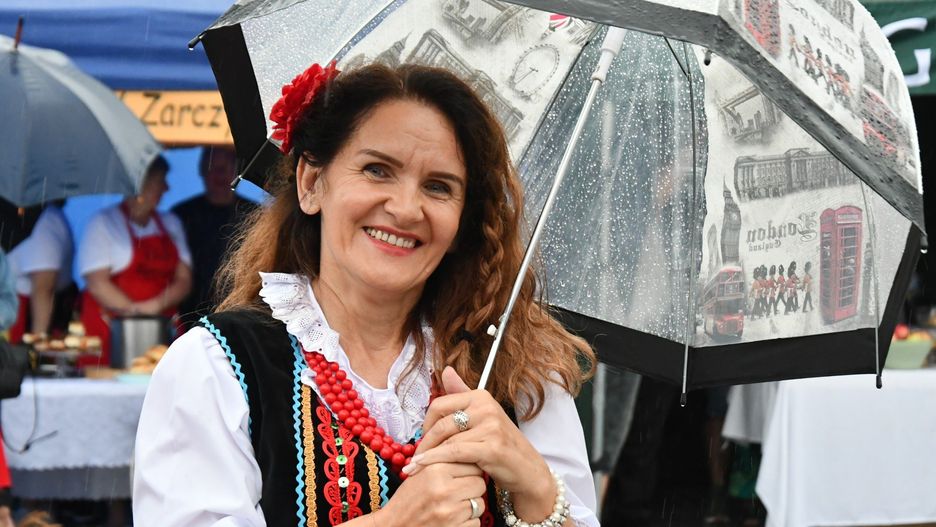 &#34;Rym Cym Cym… Na ludowo” w Małogoszczu. Świetna zabawa pomimo padającego deszczu. 