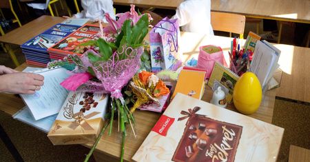 "Szkoda na to pieniędzy". Mówi, co robią z prezentami od uczniów