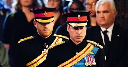 Książę William i książę Harry jednak się NIE POGODZILI?! Wracali z warty przy trumnie królowej osobnymi limuzynami...