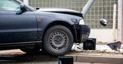 Grudziądz: Samochód zjechał z drogi i uderzył w latarnię. Groźna kolizja na ul. Norwida