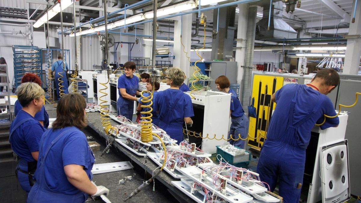 Milionowa kuchenka Amica
19.10.2012 Wronki Amica Uroczystosc z okazji wyprodukowania milionowej kuchenki w 2012 roku N/z tasma produlcyjna Fot. Michal Dyjuk/REPORTER
Dyjuk/REPORTER