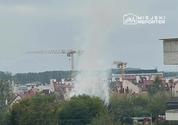 Warszawa: Pożar pustostanu w Wawrze. Kłęby dymu wydobywały się z budynku