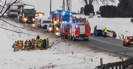 Wypadek na DK 45. Jedna osoba zakleszczona. Akcja ratunkowa