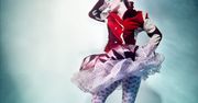 Modelki fotografowane na dnie basenu przez szklaną ścianę