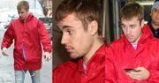 Przemęczony Justin Bieber wytacza się z mieszkania Hailey Baldwin w czerwonej wiatrówce