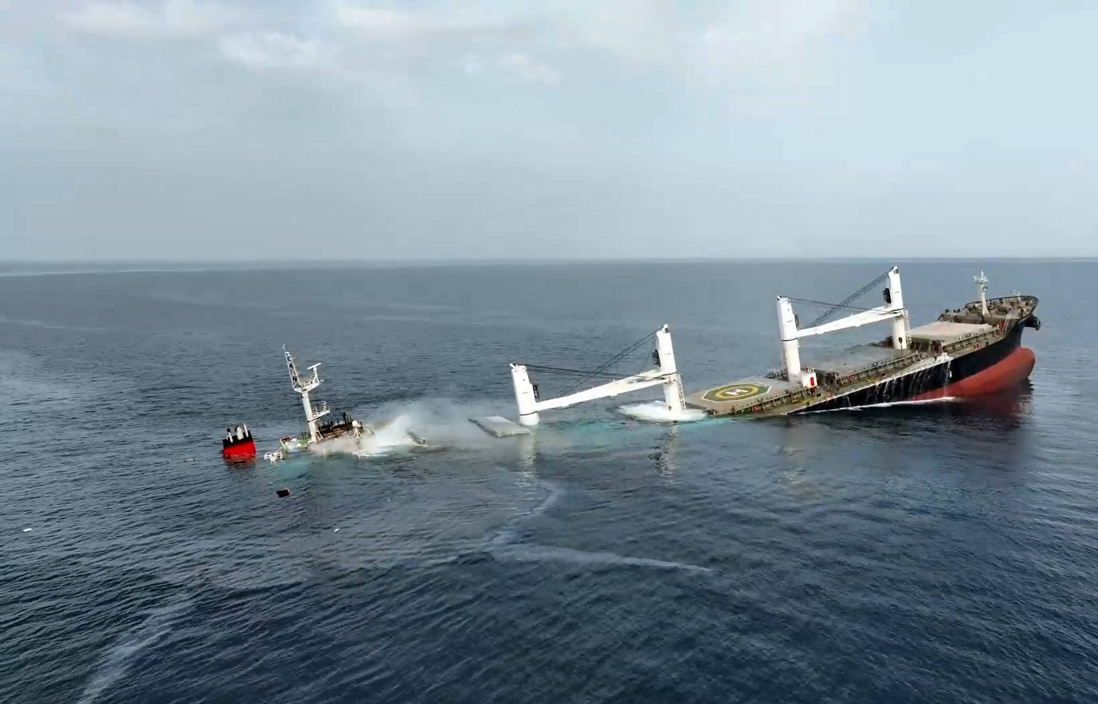 Houthis claim attack on Eternity C ship in the Red Sea
epa12227990 A screen grab taken from a handout video released by the Houthis military media center on 09 July 2025 shows the Liberian-flagged bulker, Eternity C, sinking after being attacked in the Red Sea off the port city of Hodeidah, Yemen, 07 July 2025. Yemen's Houthis have claimed responsibility for the attack on the Greek-owned Eternity C with an explosive-laden remote-controlled boat and six hypersonic missiles in the Red Sea on 07 July 2025, causing the ship to sink, according to a statement by Houthi military spokesman Yahya Sarea.  EPA/HOUTHIS MILITARY MEDIA CENTER HANDOUT BEST QUALITY AVAILABLEHANDOUT EDITORIAL USE ONLY/NO SALES 
Dostawca: PAP/EPA.
HOUTHIS MILITARY MEDIA CENTER HANDOUT
vessel, attack, water