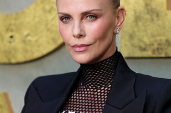 Zrobili jej zdjęcia przed hotelem. 50-letnia Theron zachwyca