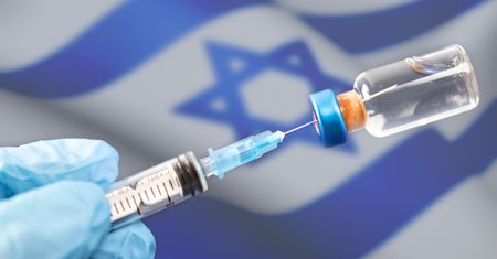 Izrael ostro walczy z wirusem. Klienci będą nosić specjalne opaski