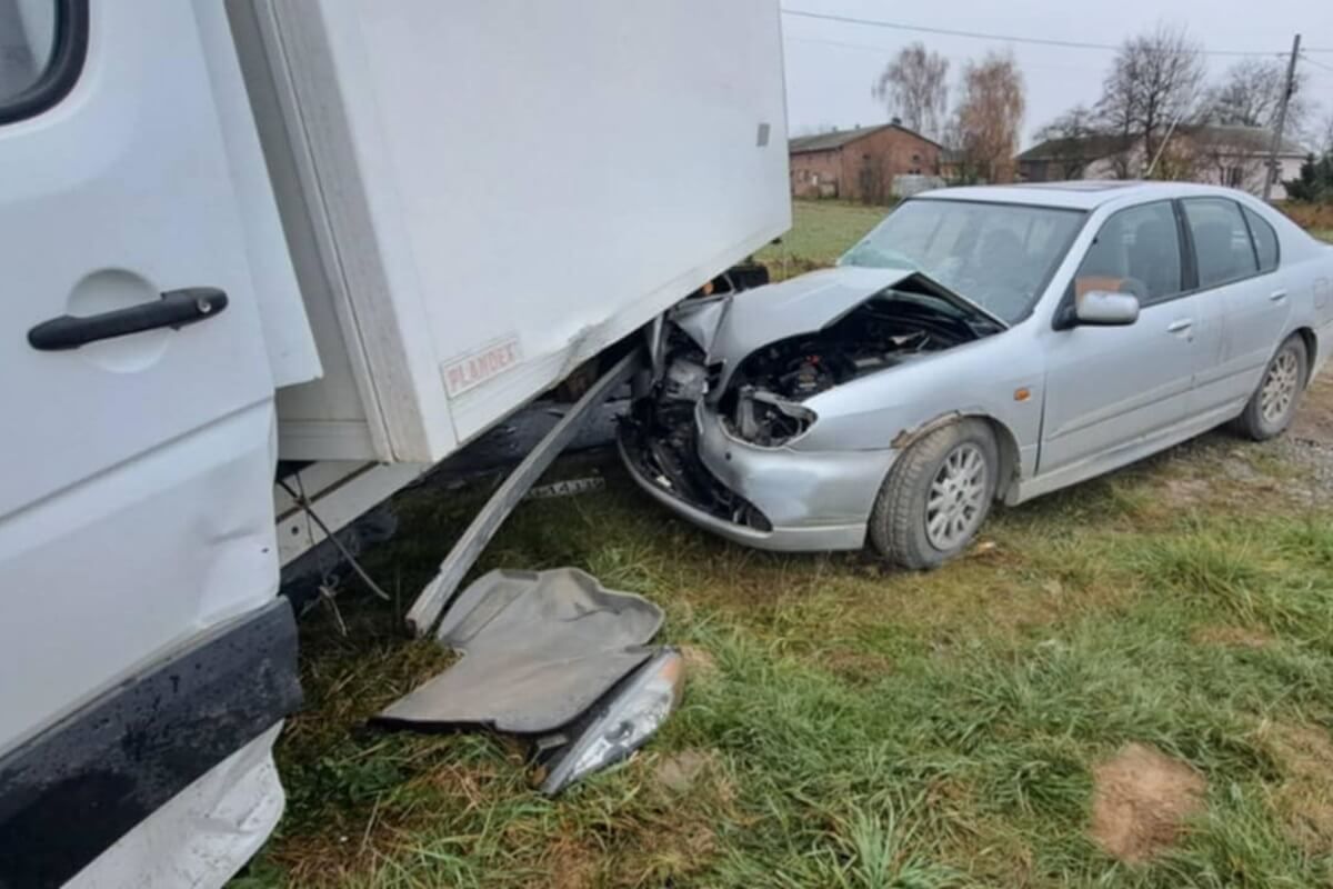 Zderzenie pojazdu dostawczego z osobówką w Chmielniku-Kolonii