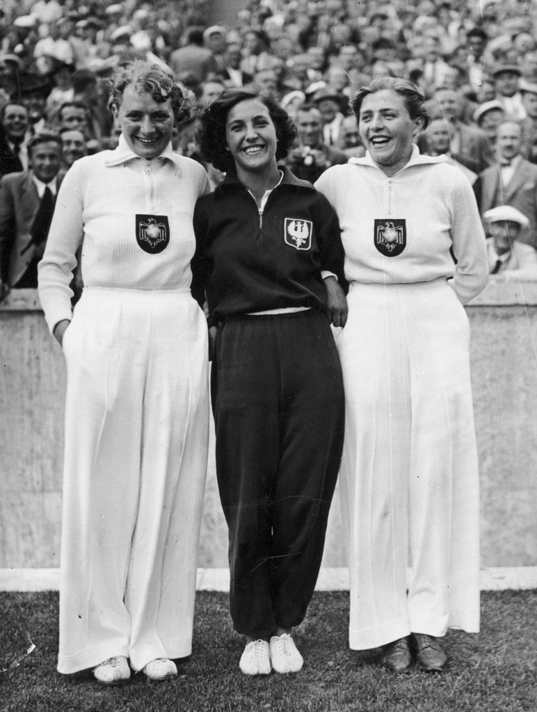 Medalistki olimpijskie w rzucie oszczepem z Berlina. Stoją od lewej Othilie Fleischer, Maria Kwaśniewska, Luise Krüger 