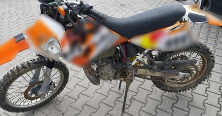 Uciekał pijany z marihuaną motorem. Podróż zakończył w rowie