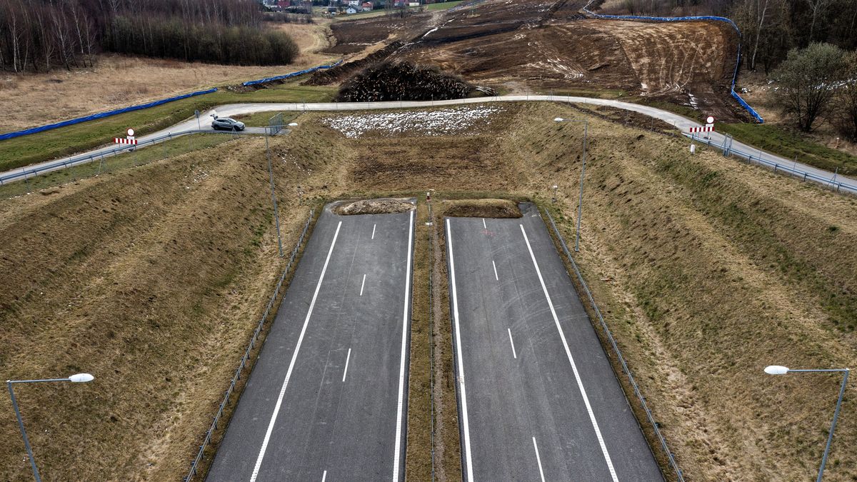 Racławówka, 04.04.2022. Na zdjęciu z drona miejsce budowy odcinka drogi ekspresowej S19 w Racławówce, przed konferencją ministra infrastruktury Andrzeja Adamczyka, 4 bm. Tematem spotkania ma być inauguracja odcinka trasy S19 Via Carpatia Rzeszów Południe-Babica. (mr) PAP/Darek Delmanowicz