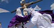 Tłuczenie jajek, wysadzanie wozu i pisanki w jednym kolorze. Tradycje wielkanocne potrafią zaskoczyć