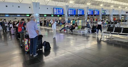 Niepełnosprawny mężczyzna został na lotnisku. Samolot odleciał bez niego