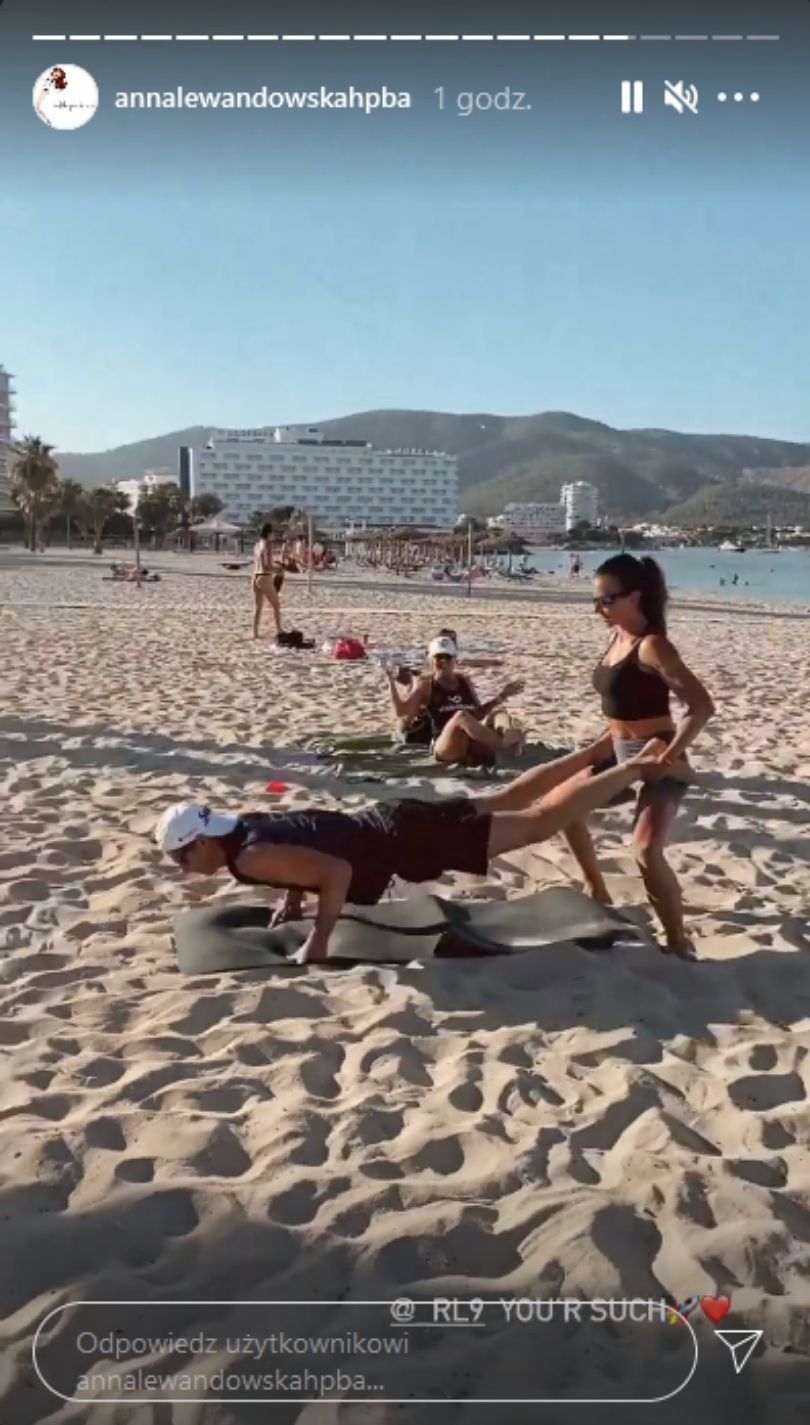 Anna i Robert Lewandowscy trenują na plaży w towarzystwie córek