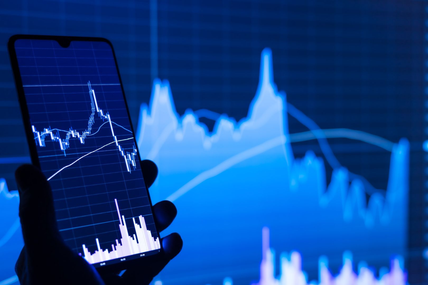 Dźwignia finansowa to narzędzie udostępniane inwestorom przez brokerów, które pozwala im na dysponowanie większym kapitałem niż ten, który w rzeczywistości znajduje się w ich posiadaniu. 